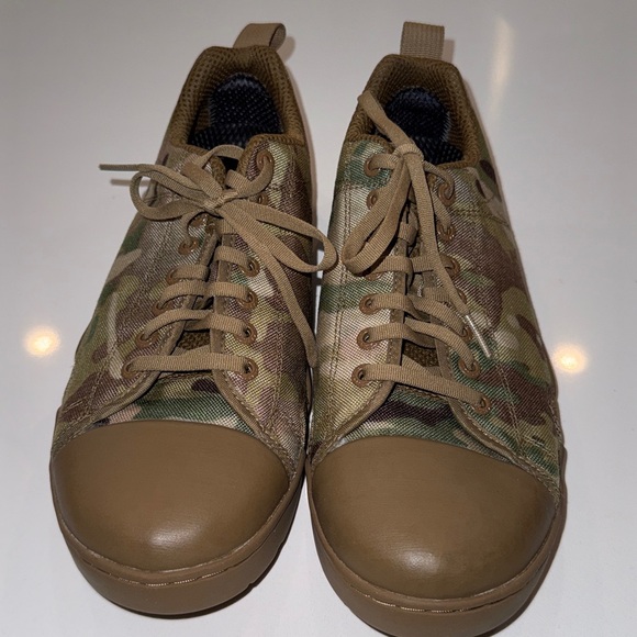 Altama Maritime Assault Low boots in a MultiCam camouflage pattern. Size 9.5W - Picture 6 of 9